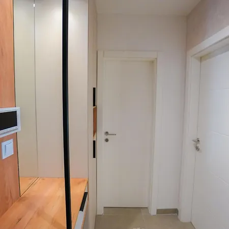 Elegance Stan Na Dan Apartment *