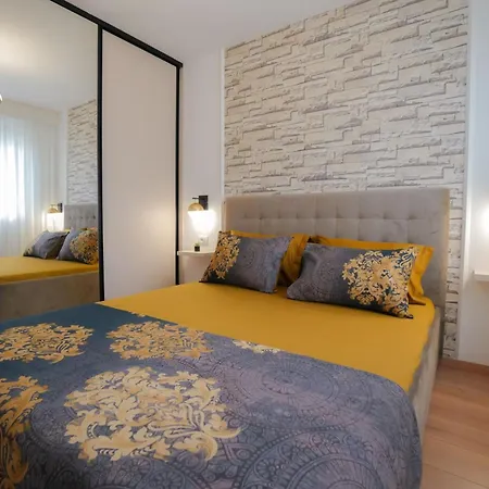 Elegance Stan Na Dan Apartment